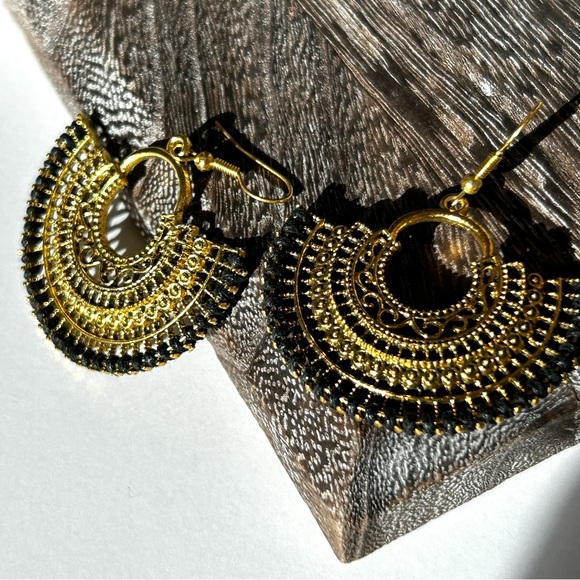 🏖️Beachy Bohemian Dangling Fan-Shaped Earrings. White, Turquoise or Black. - Picture 9 of 11